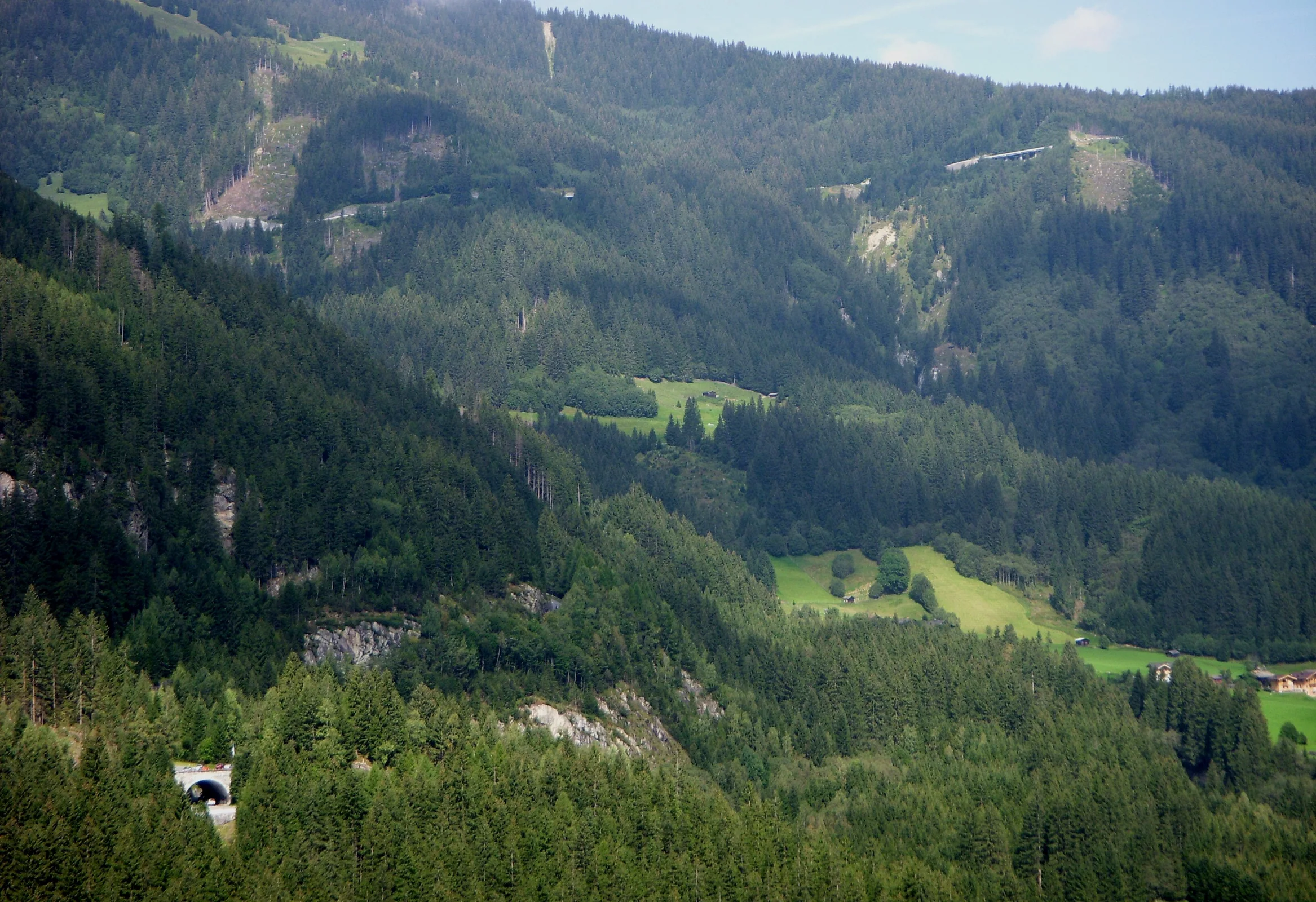 Die Gerlos-Passstraße mit weiten Kehren oberhalb der Krimmler Wasserfälle