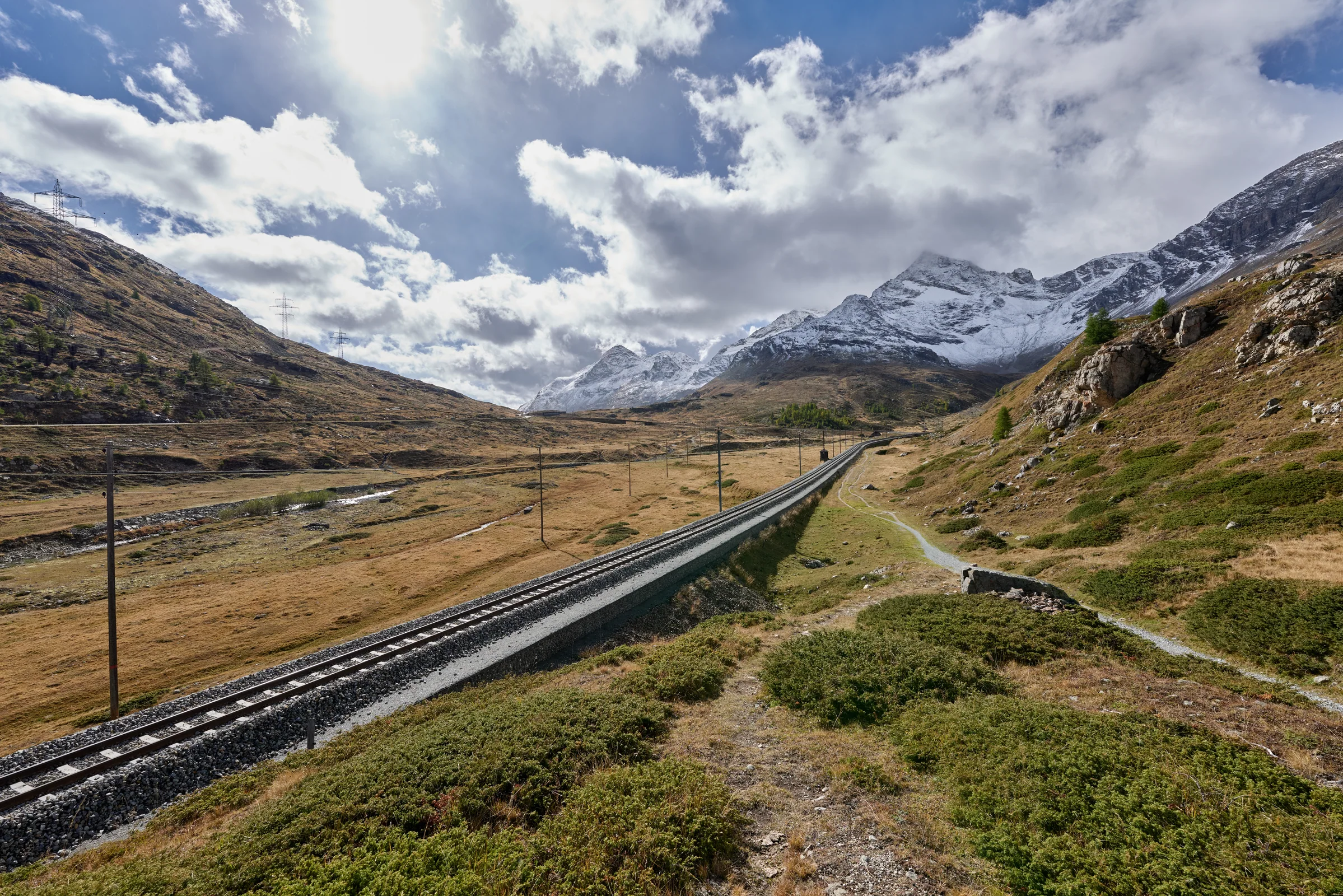Berninabahn und Hochgebirgslandschaft entlang der Berninapassroute