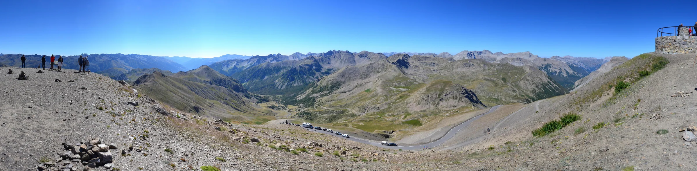 Die Hochalpenstraße am Col de la Bonette zieht sich durch eine karge Bergflanke