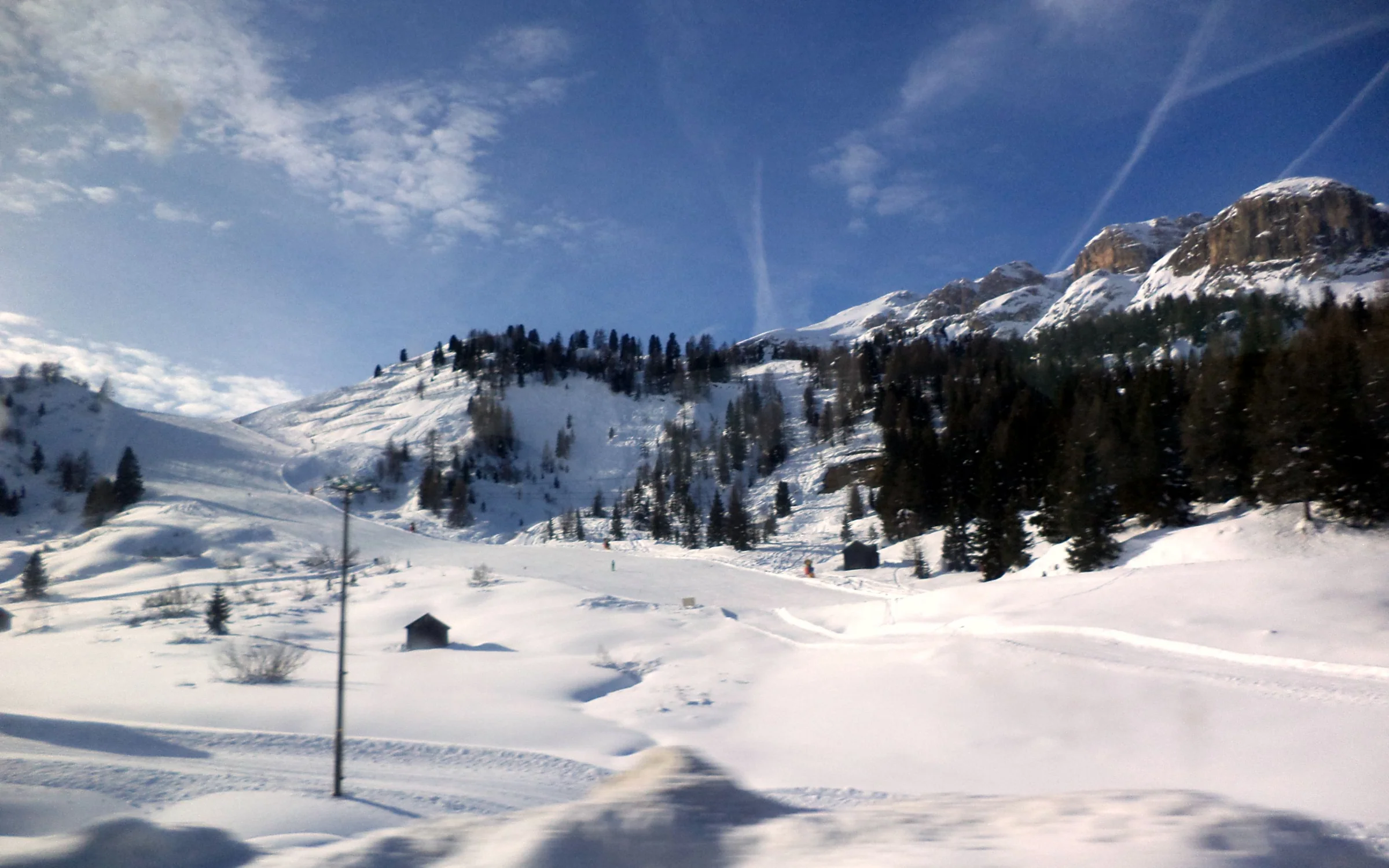 Straße und Bergkulisse am Passo Campolongo