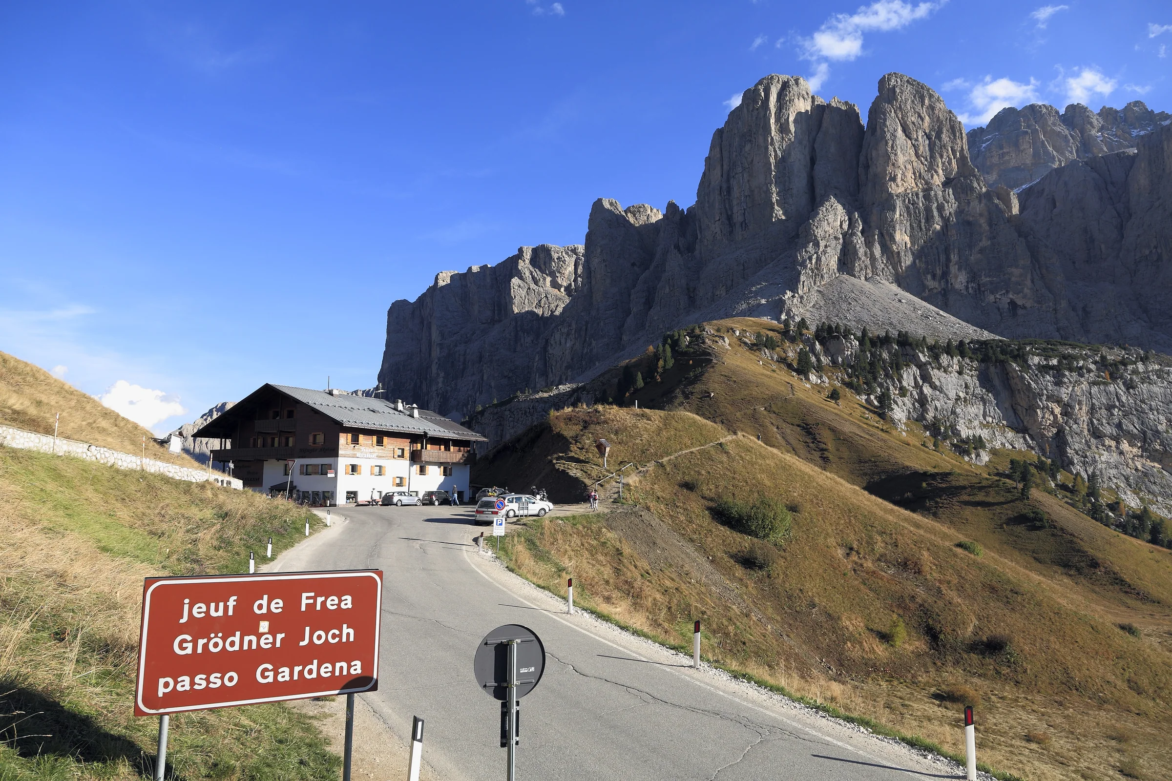 Die Straße zum Grödner Joch vor den markanten Felstürmen der Dolomiten