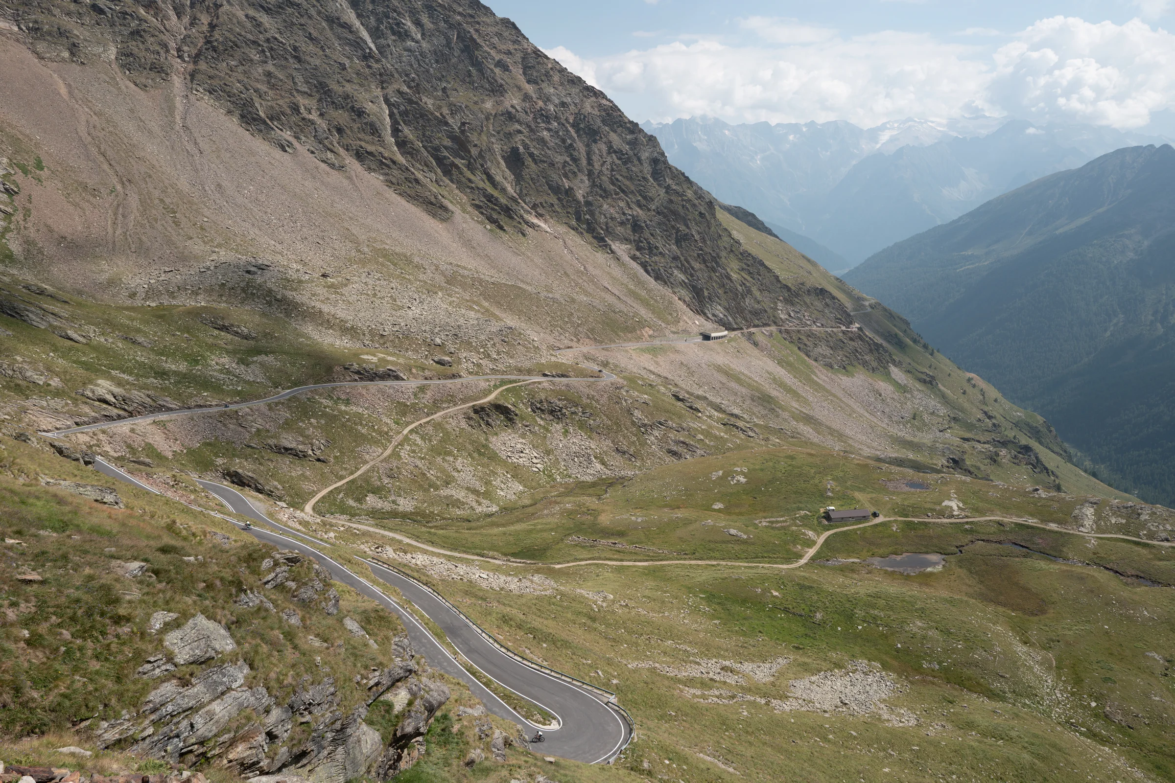 Die schmale SS 300 windet sich über die karge Südseite des Passo di Gavia