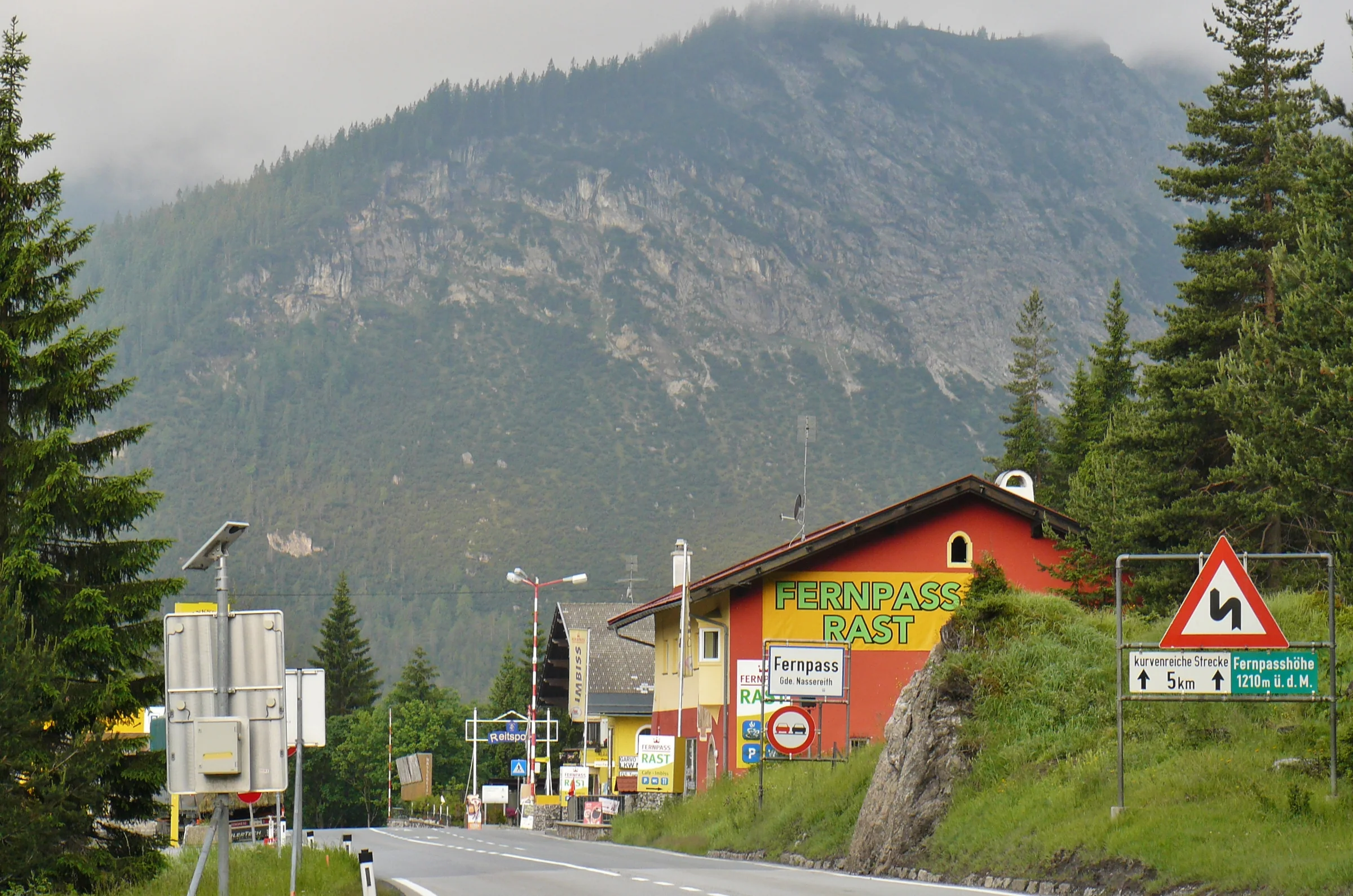 Fernpassstraße bei Fernpass Rast vor der Tiroler Bergkulisse