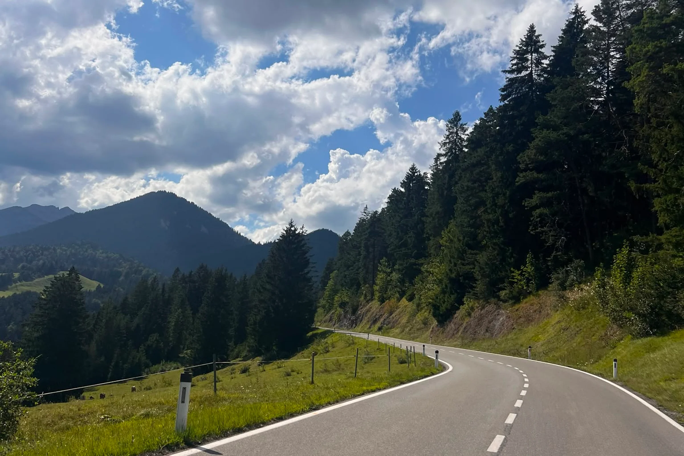 Passstraße und Berglandschaft am Gaichtpass