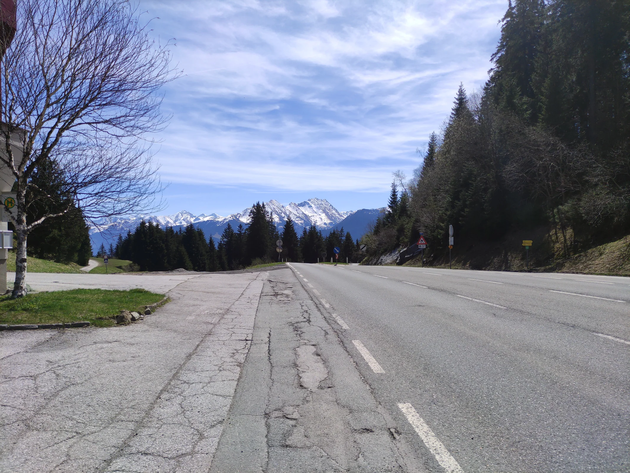 Die Straße am Pass Thurn mit Blick auf die Bergketten der Hohen Tauern