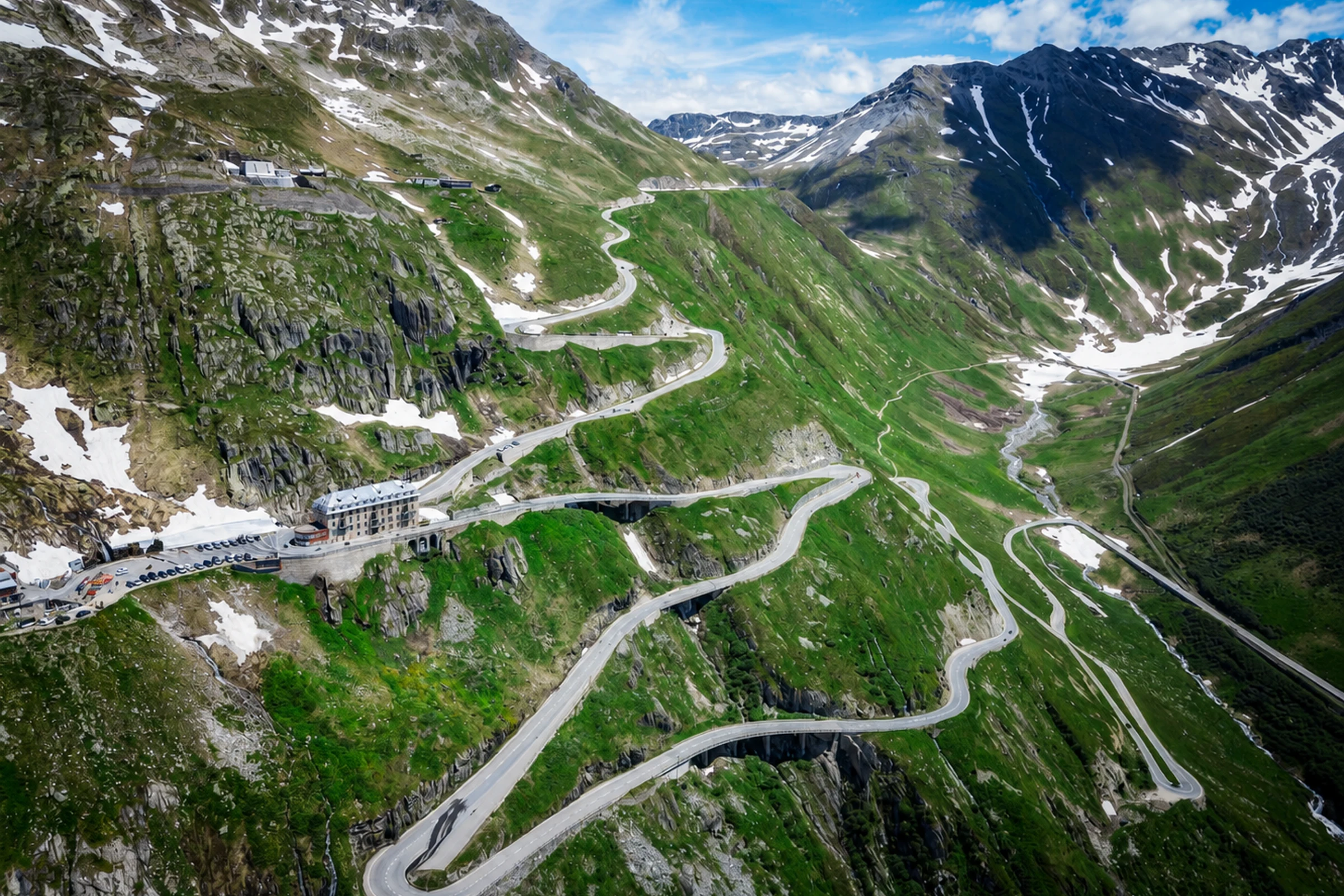 Passstraße und Berglandschaft am Furkapass