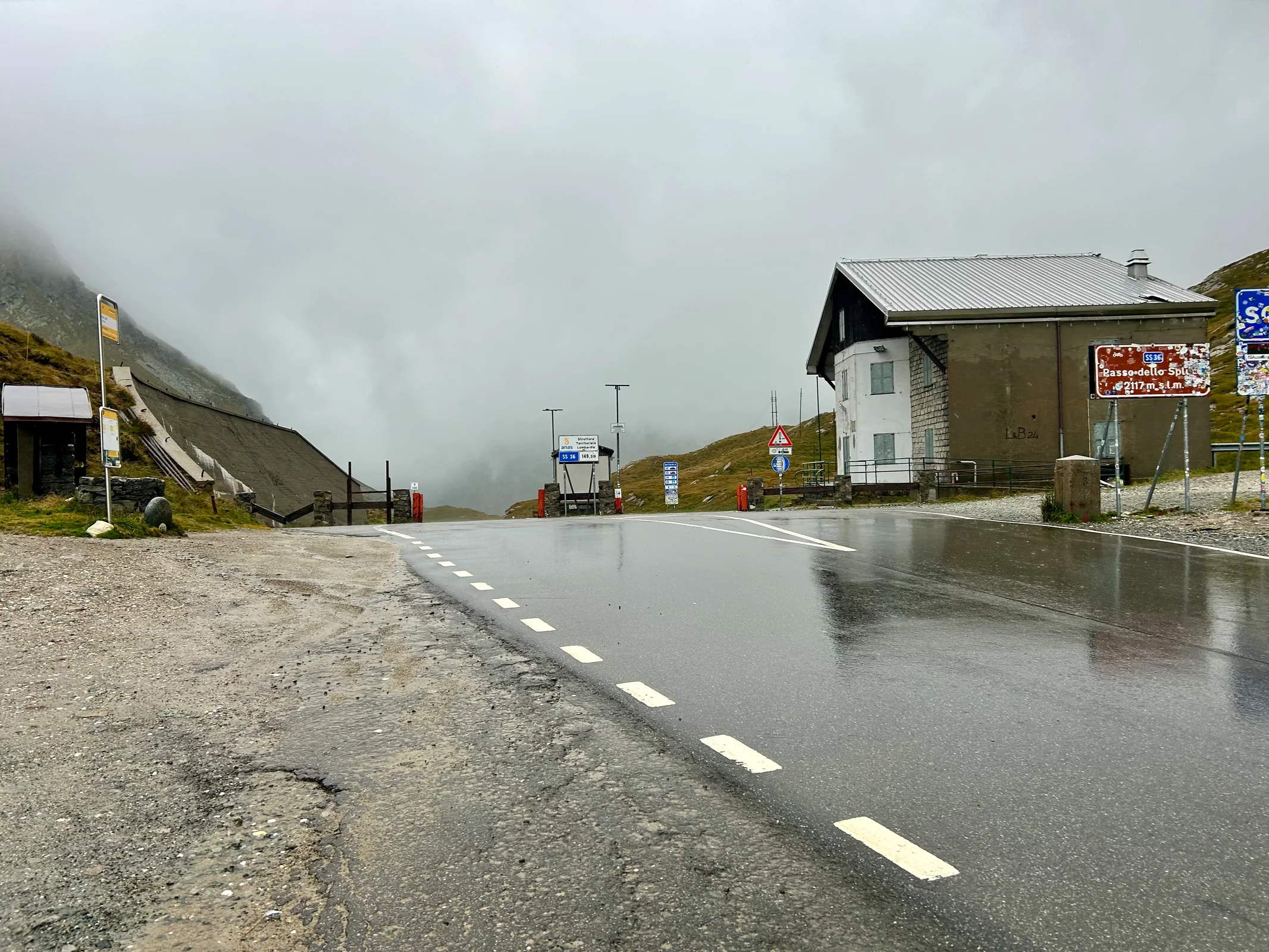 Enge Kehren der italienischen Straße zum Splügenpass