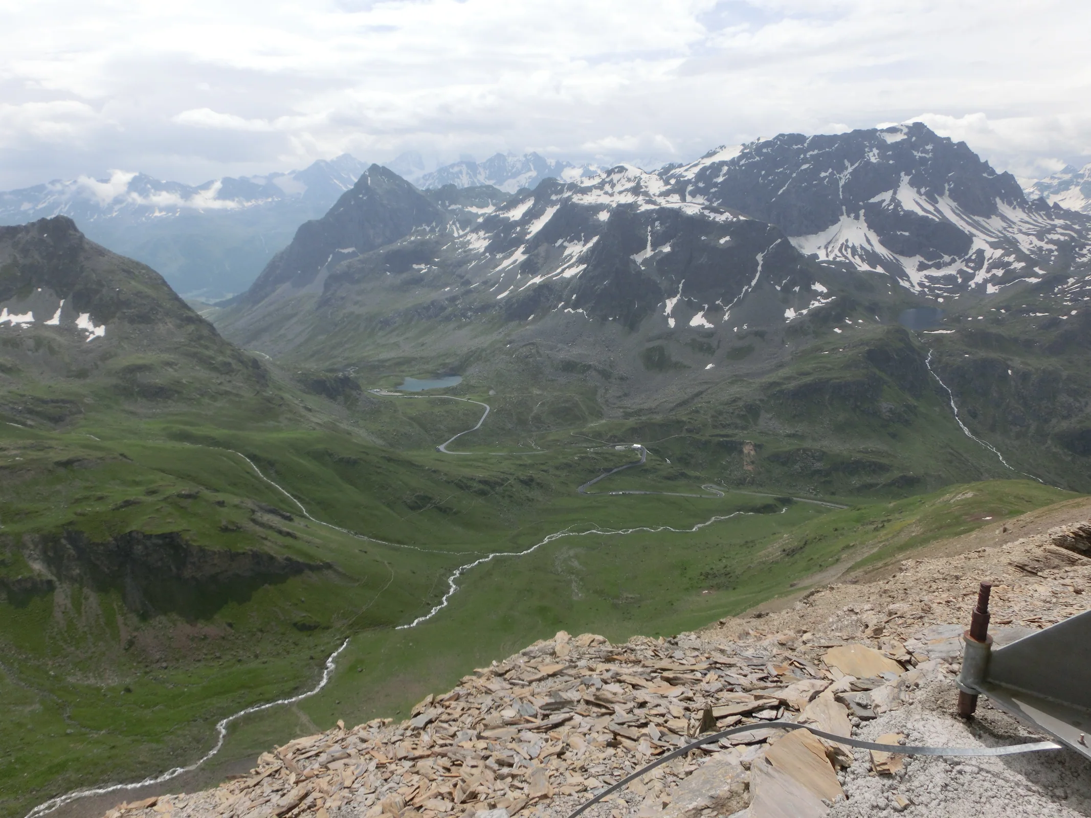 Weite Serpentinen der Julierpassstraße in der grünen Bündner Berglandschaft