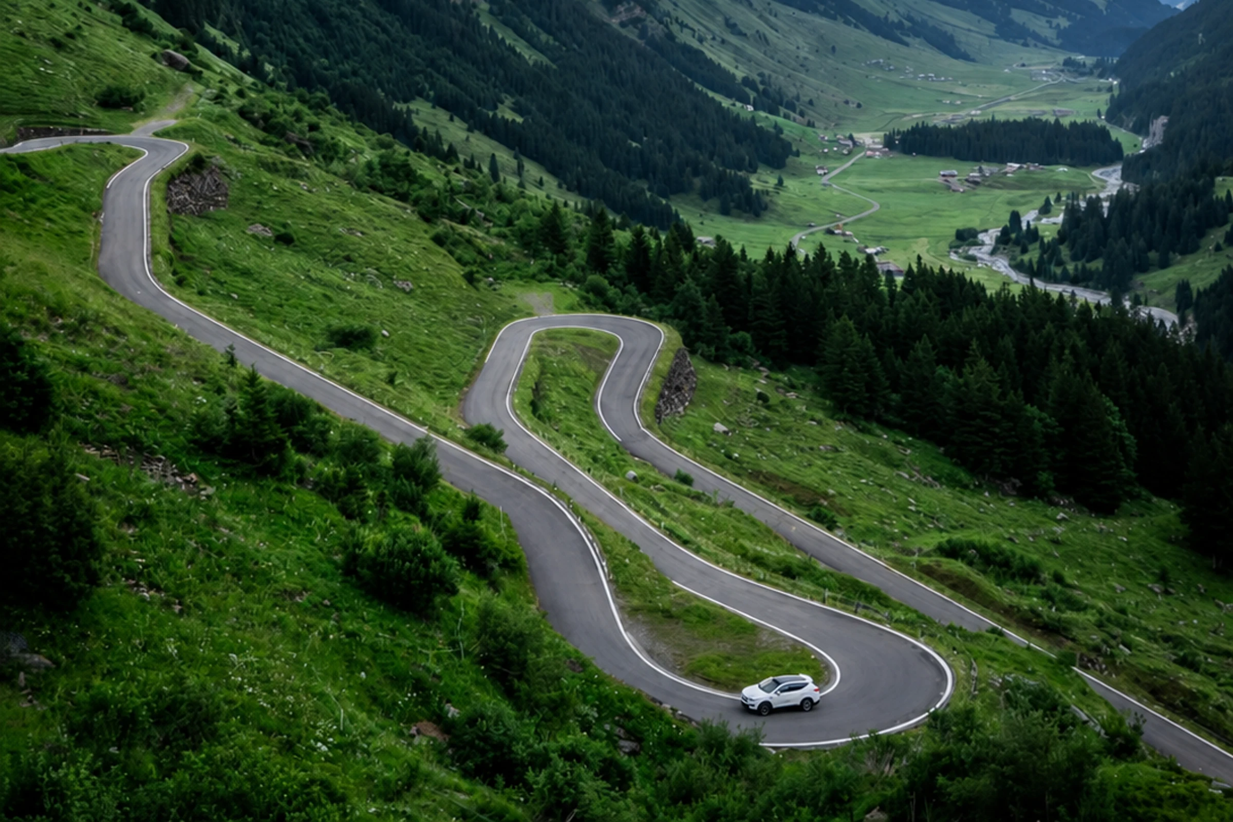 Passstraße und Berglandschaft am Klausenpass