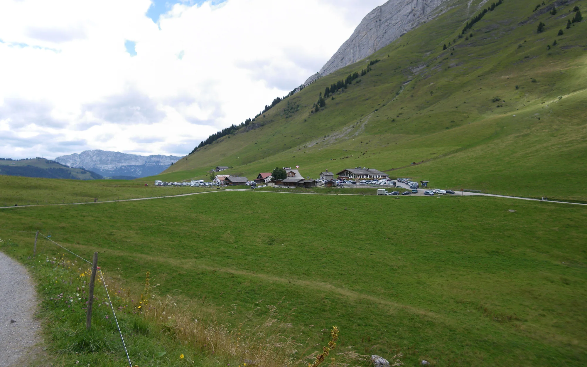 Weite Almflächen und Felswände am Col des Aravis