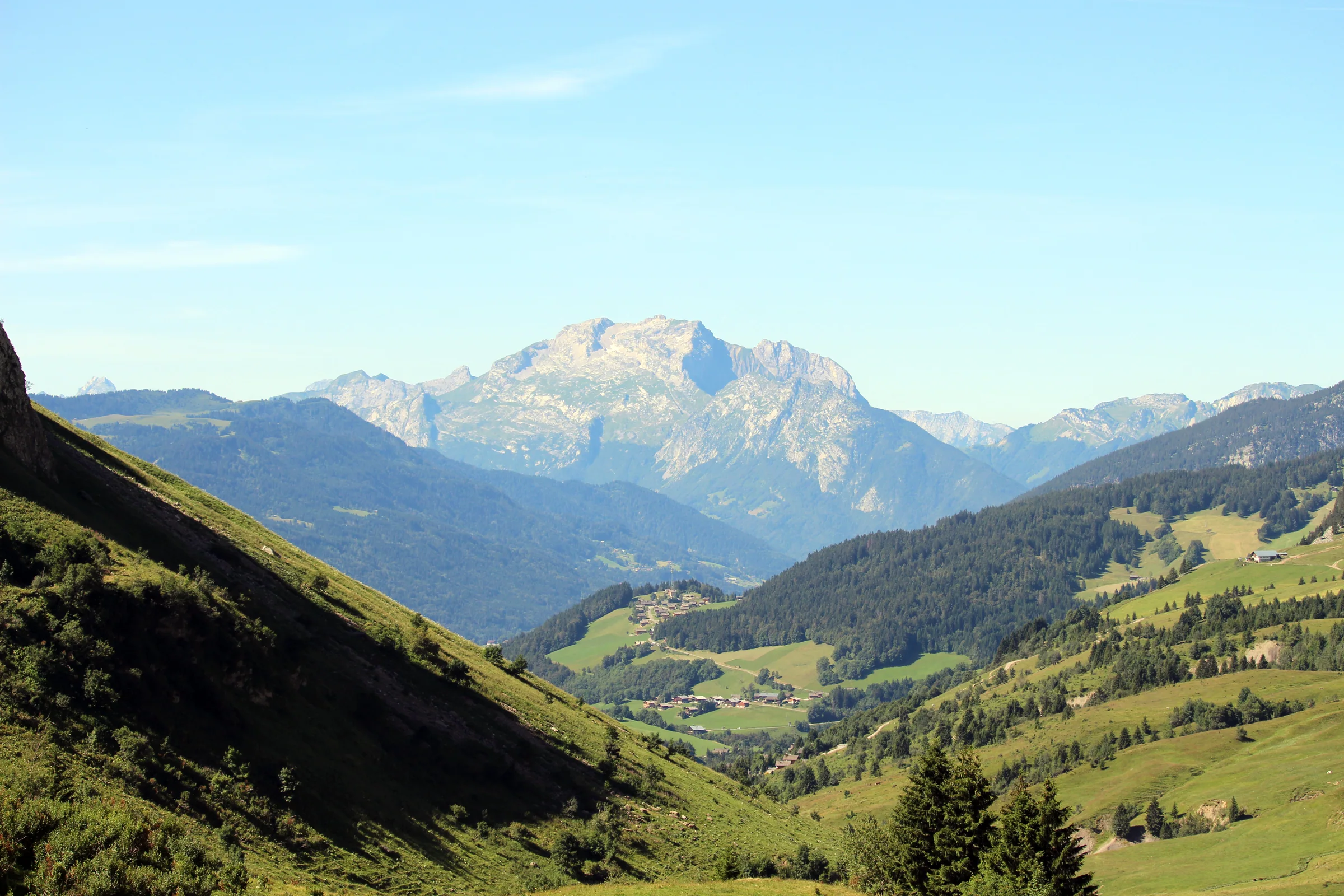 Blick vom Col de la Colombière über die grünen Savoyer Alpen