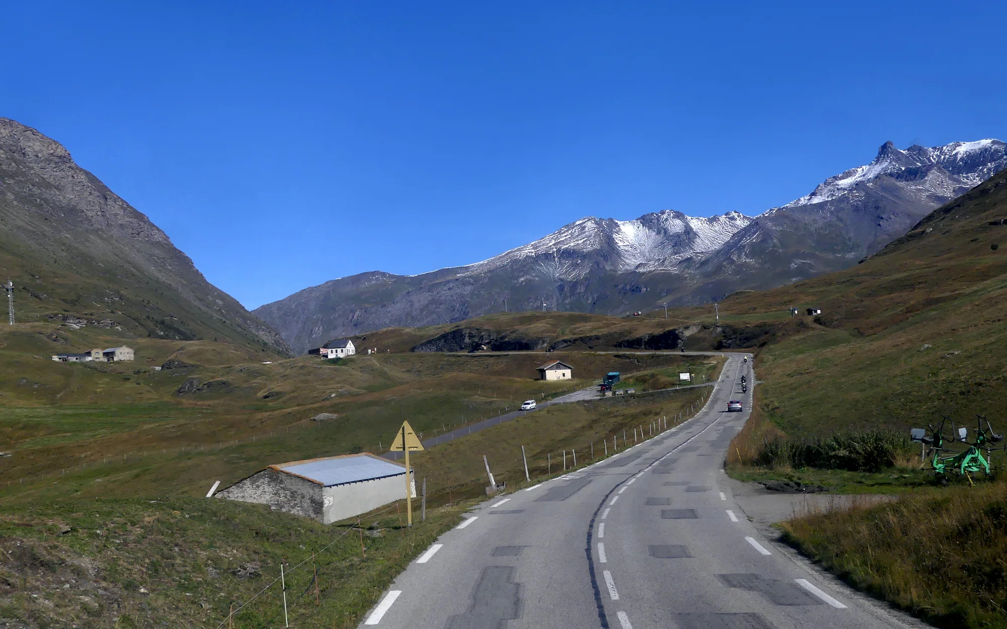 Die RD 1006 führt geradlinig durch das offene Hochplateau am Col du Mont Cenis
