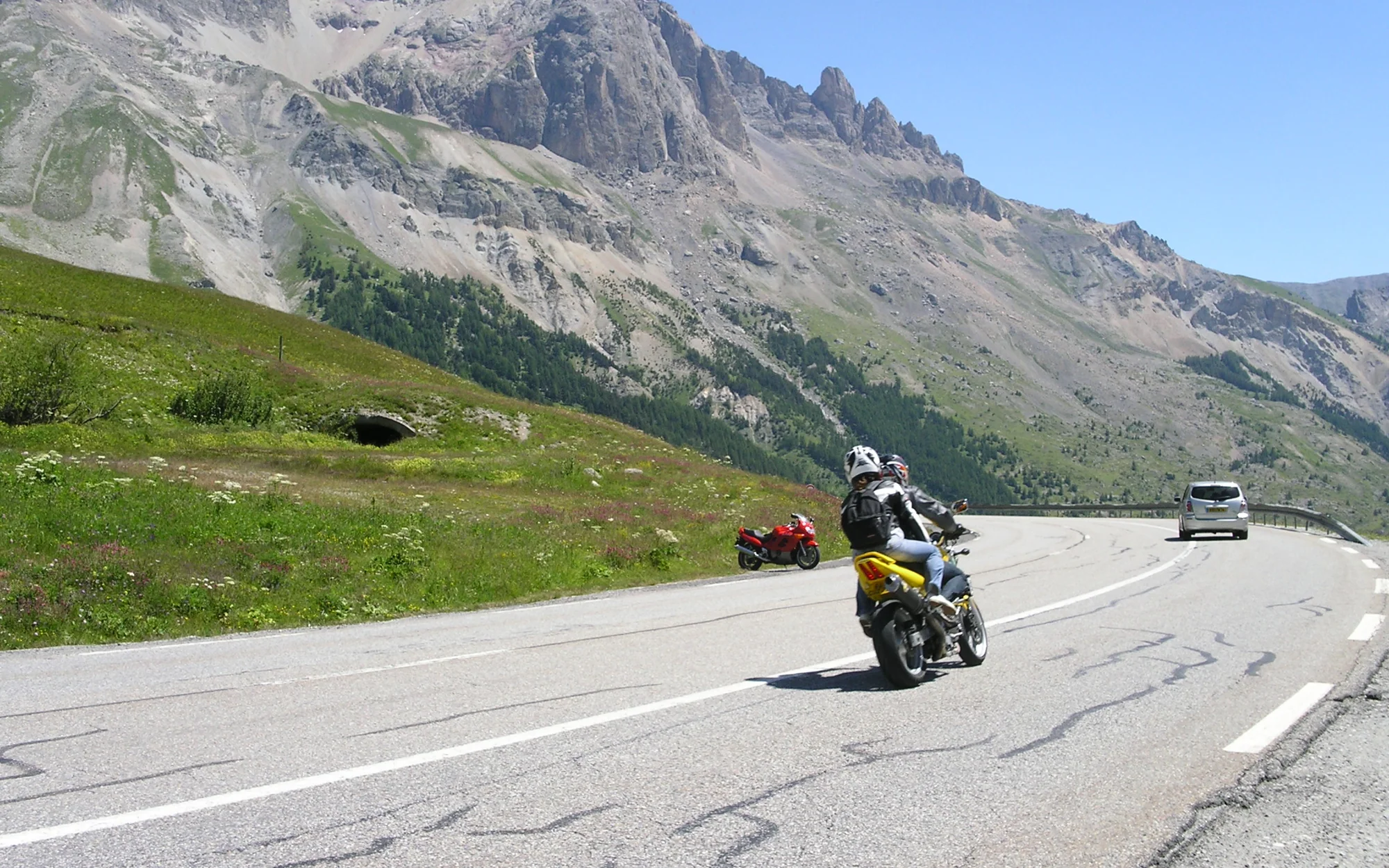 Motorräder auf der weiten Auffahrt zum Col du Lautaret