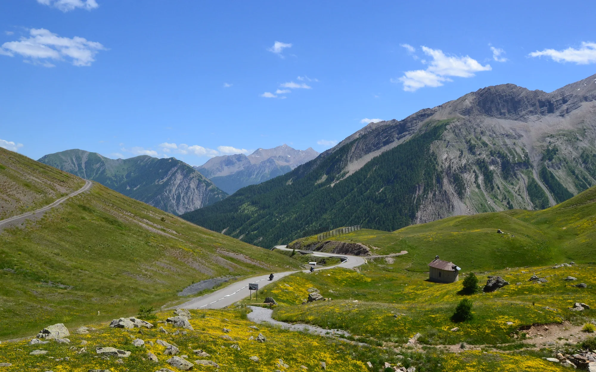 Die moderne Auffahrt zum Col de Vars zwischen weiten Bergwiesen