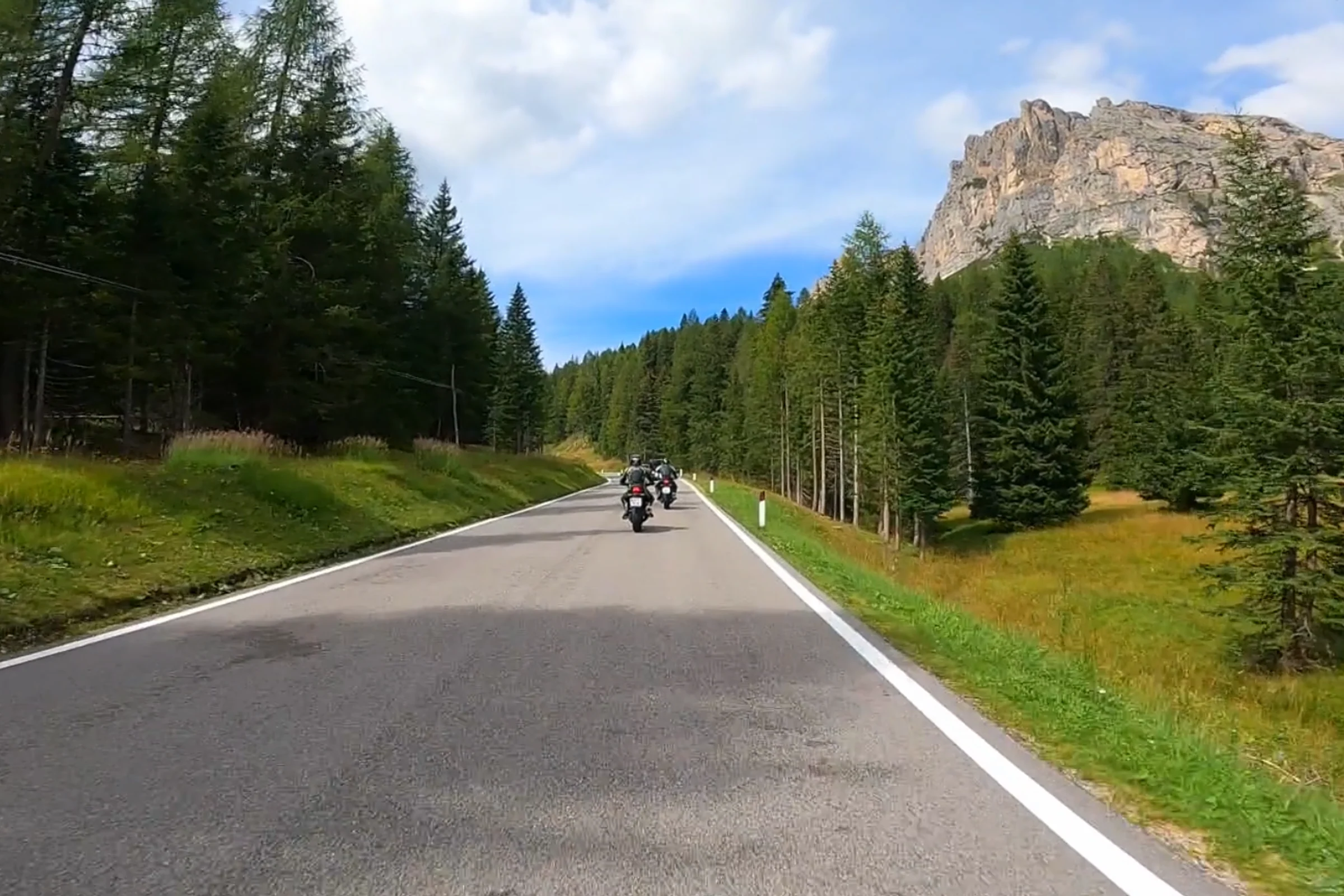 Passstraße und Berglandschaft am Passo Falzarego