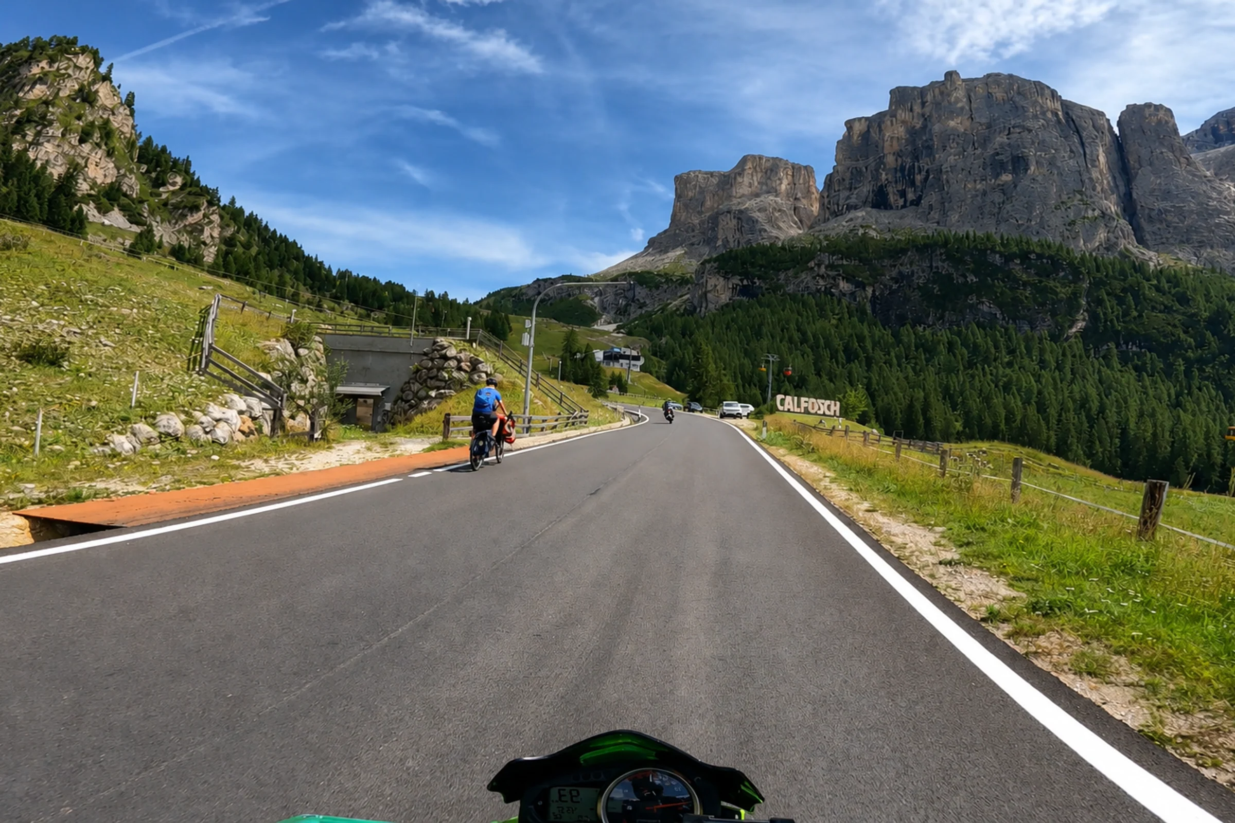 Passstraße und Berglandschaft am Passo Gardena / Grödner Joch