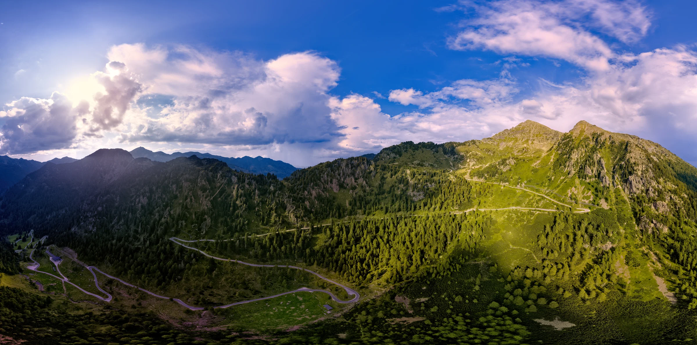Kurvenreiche Straße am Passo Manghen