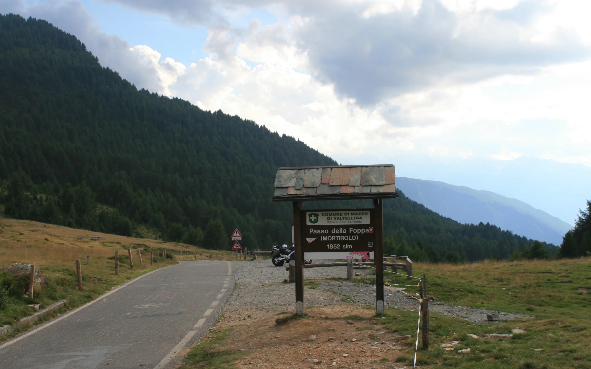 Passhöhe des Mortirolo in der lombardischen Bergwelt