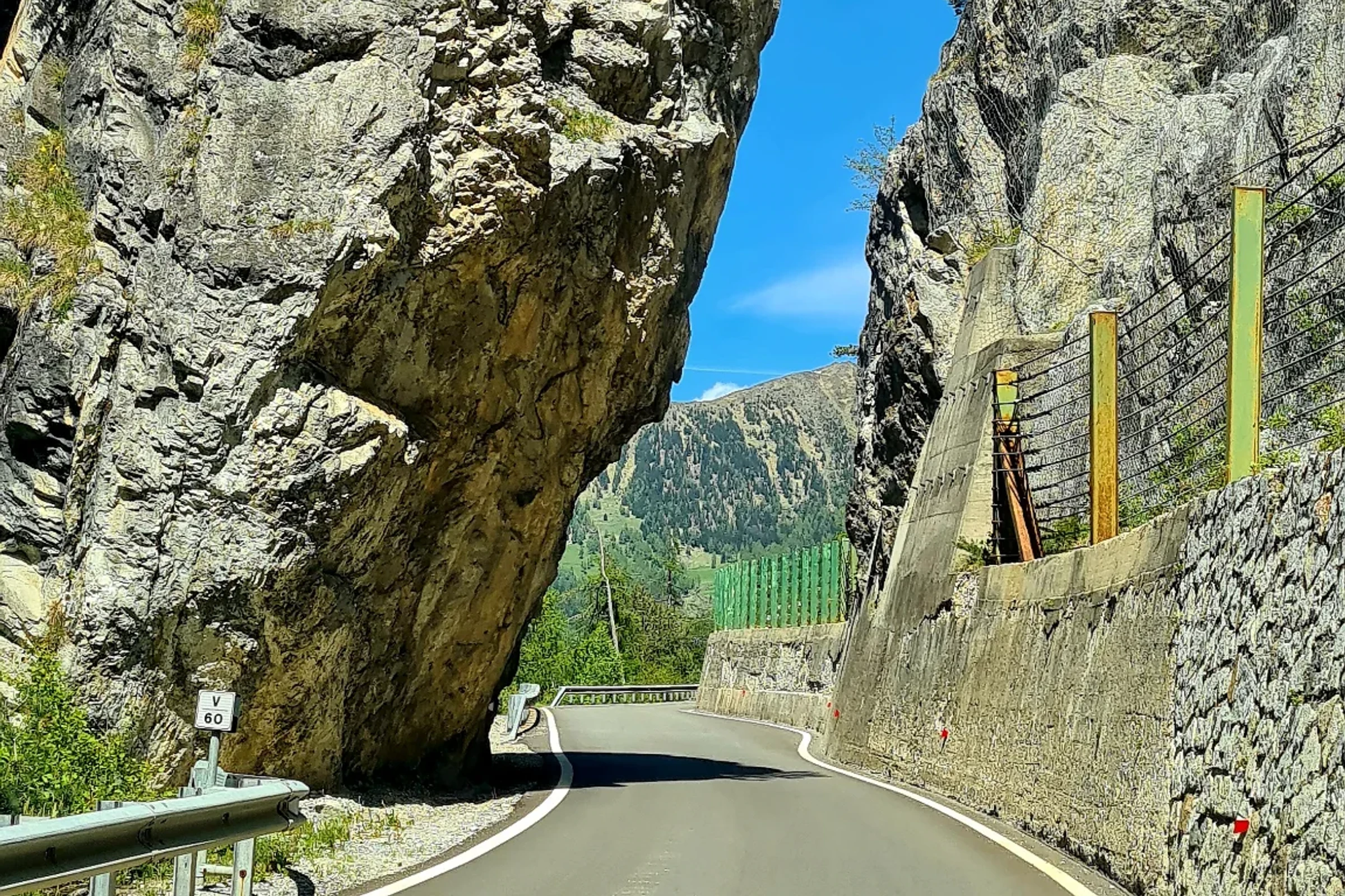 Felsdurchfahrt an der Straße zum Penserjoch