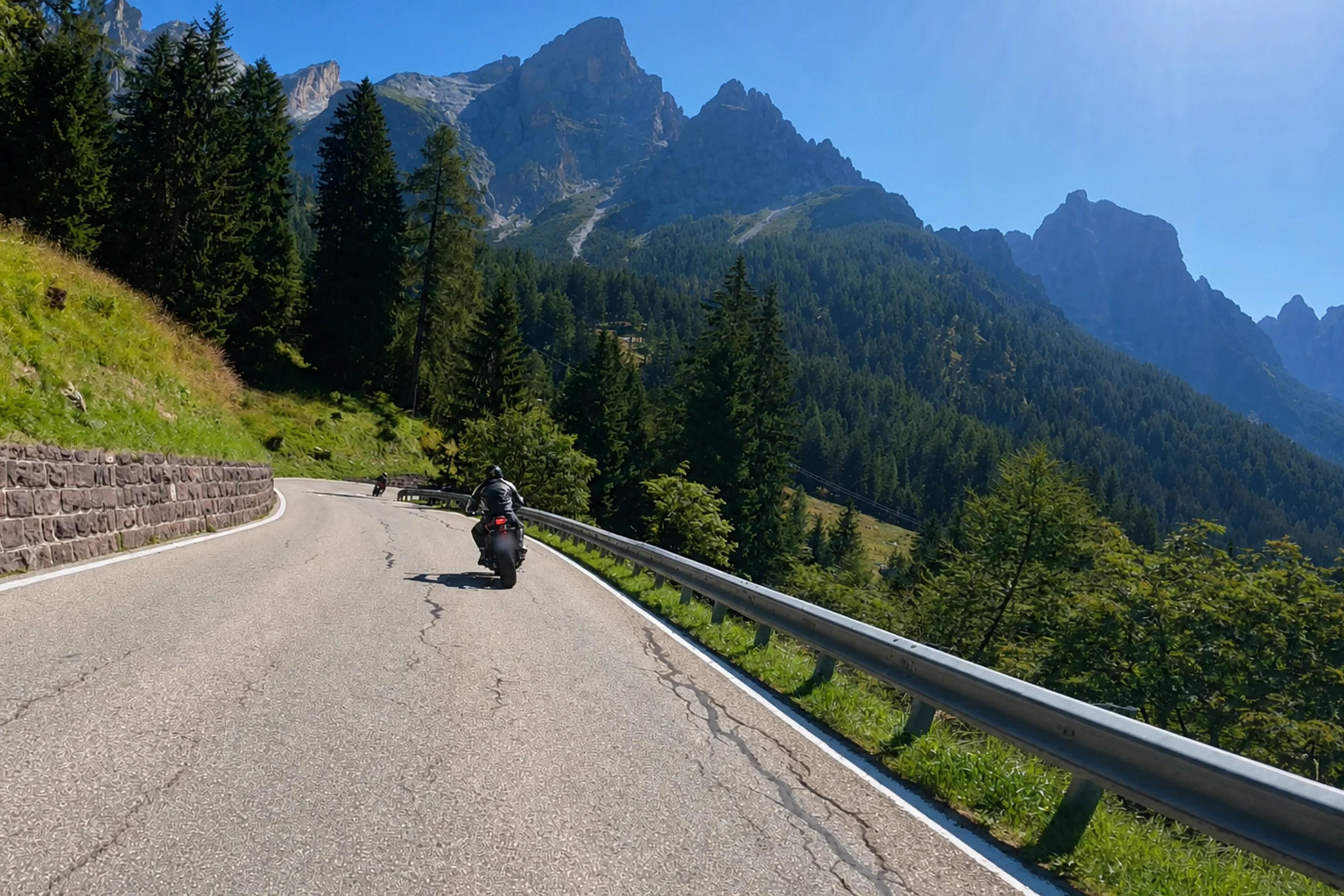 Passstraße und Berglandschaft am Passo Rolle