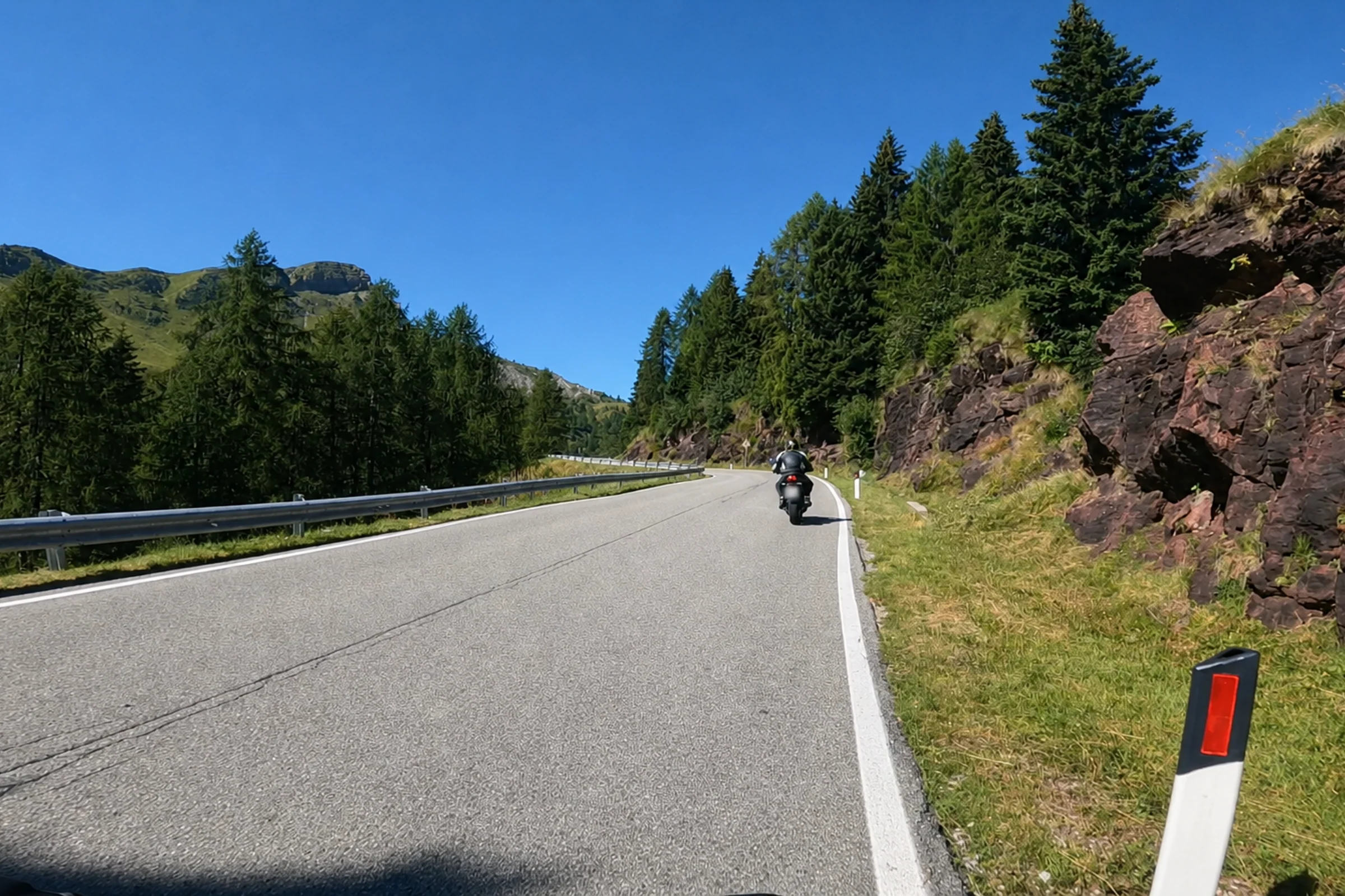 Passstraße und Berglandschaft am Passo Valles